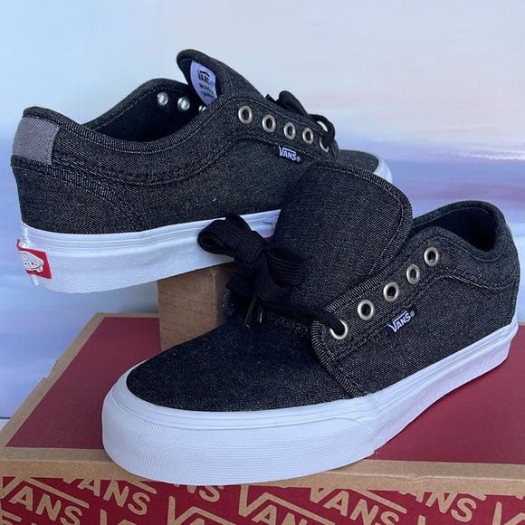 Vans WMNS Chukka Low (Denim) Black/Pewter/White
VN0A38CGRY8
Sneakers - Picture 9 of 16